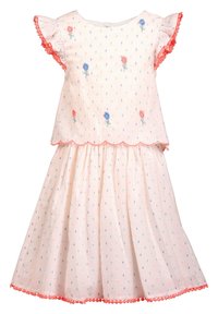 Světle růžové bavlněné šaty s květinovou výšivkou, volánkovými rukávy a vroubkovaným lemem. Obsahují barevné puntíky a krajkový lem jako ozdobu.