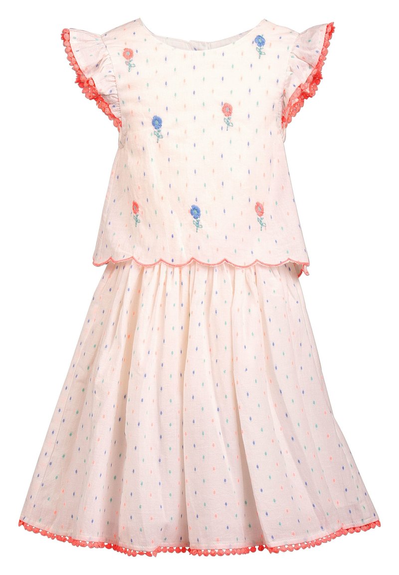 Světle růžové bavlněné šaty s květinovou výšivkou, volánkovými rukávy a vroubkovaným lemem. Obsahují barevné puntíky a krajkový lem jako ozdobu.