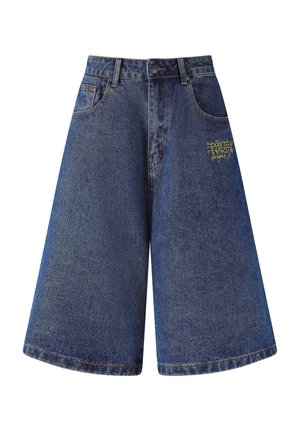 Denimshorts med en bred, løs pasform i mørkeblå. Har et gult broderet logo foran og fem lommer. Uden færdiggjorte kantdetaljer.