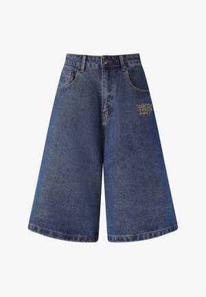 Shorts de mezclilla con un corte amplio y suelto en azul oscuro. Presentan un logotipo bordado en amarillo en la parte frontal y cinco bolsillos. Detalles de dobladillo sin terminar.