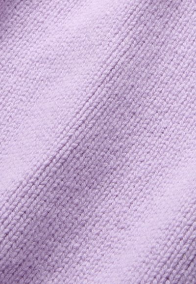 Strukturierter Stoff in einem hellen Lavendelton mit feinem Rippenmuster. Das Material wirkt weich und leicht flauschig.