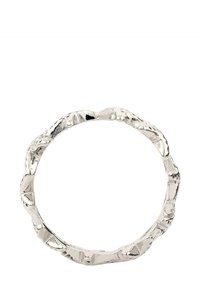 Zilveren ring met een getextureerd, onregelmatig ontwerp. Krachtige cirkelvorm met iets verhoogde accenten en een gepolijste afwerking.