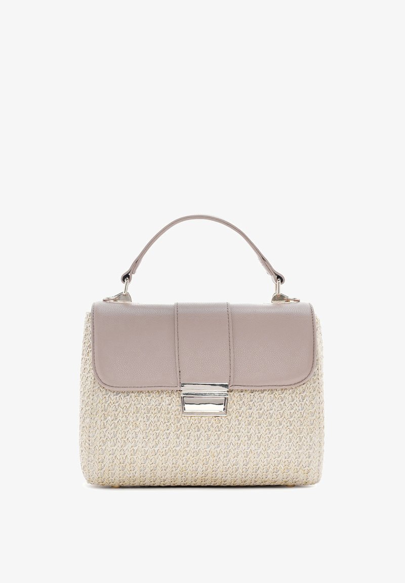 Sac à main en paille tissée avec un rabat en simili cuir taupe, un fermoir métallique et une poignée supérieure, présentant une surface texturée et un design robuste.