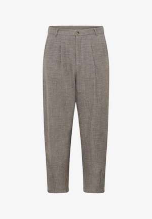 Pantalones plisados de color gris claro con una tela texturizada, que presentan un cierre de botón y dobladillo doblado, diseñados para un ajuste holgado.