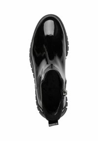 Botte noire en cuir verni, avec un bout rond, surface texturée, fermeture à zip et semelle épaisse en caoutchouc dotée de rainures de traction.