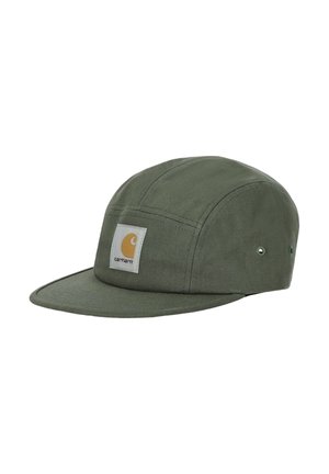 Gorra de cinco paneles en color verde oliva con visera plana y parche con el logo blanco de Carhartt en el panel frontal, ojales metálicos en los laterales para ventilación.