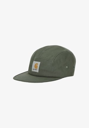 Gorra de cinco paneles en color verde oliva con visera plana y parche con el logo blanco de Carhartt en el panel frontal, ojales metálicos en los laterales para ventilación.