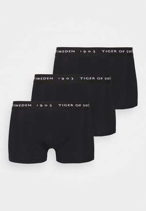Boxer briefs pretos em um pacote de três. Feitos de um tecido suave com uma faixa macia na cintura que apresenta "TIGER OF SWEDEN 1903" em letras brancas.