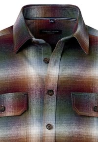 Kariertes Button-up-Hemd in den Farben Grün, Burgunderrot und Grau. Hergestellt aus strukturiertem Stoff mit zwei Brusttaschen und braunen Knöpfen.