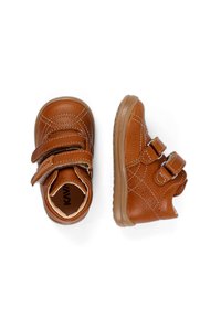 Braune Lederkinderschuhe mit zwei verstellbaren Klettverschlüssen, strukturierten Oberflächen, kontrastierenden Nähten und Gummisohlen.