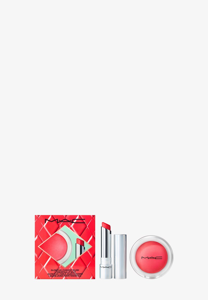 MAC Glow Play Cushion Blush set met een rode doos met diamantenpatroon, een rode lippenstift in een zilveren tube en een bijpassende crèmige blush in een witte pot.