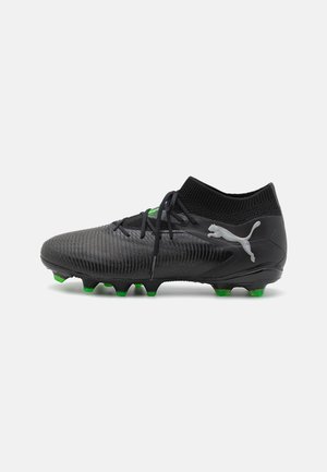 Scarpe da calcio nere con tomaia testurizzata, collo alto, dettagli verde e suola stampata con tacchetti verdi per una migliore trazione.