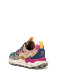 Sneaker multicolore caratterizzato da una combinazione di camoscio e pelle. I dettagli notevoli includono una suola maculata, lacci viola e un pratico pull tab giallo sul tallone.