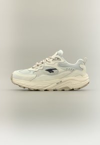 Hellgrauer Sneaker mit Mesh- und strukturiertem Obermaterial, pinken Schnürsenkeln, gesprenkelter Sohle und schwarzem Logodetail an der Seite. Akzente aus weichen Materialien.