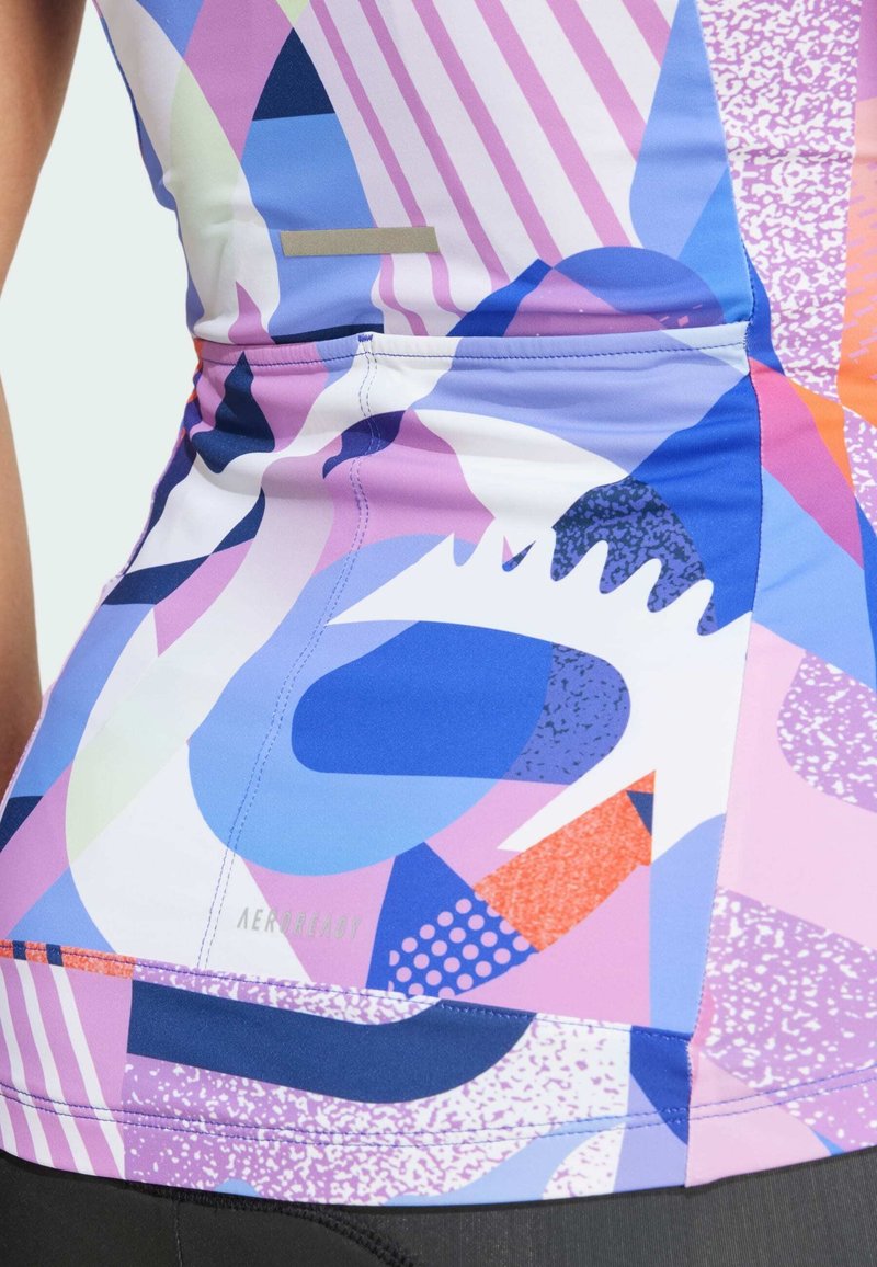Figurbetontes Sporttanktop in lebhaftem Lila, Blau und Pink. Verfügt über geometrische Muster und ein feuchtigkeitsableitendes AEROREADY-Label.
