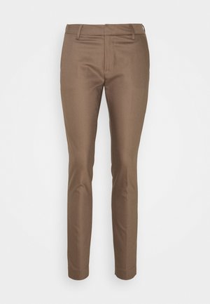 Slim-fit bruine taps toelopende broek met riemlussen en een voorritssluiting op een effen witte achtergrond.