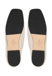 Suole di scarpe in pelle beige con sezioni nere sul tallone e sulla punta, impresse con "KS REAL LEATHER 37" su entrambe le suole.