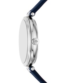 Silverfärgad rund klocka med en slät yta, blå läderrem och en knapp med en spade-logotyp. Minimalistisk och modern design.