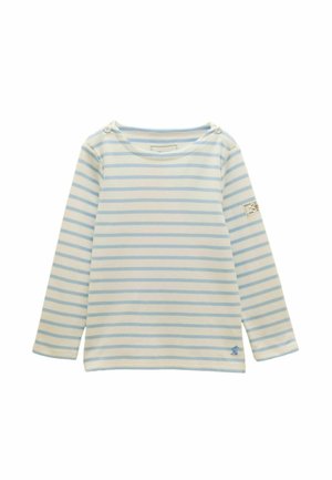 Biela dlhá košeľa s svetlomodrými vodorovnými pruhmi, detailmi gombíkov na ramenách a malou záplatou na ľavom rukáve.