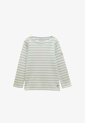 Pitkähihainen valkoinen paita, jossa vaaleansiniset vaakaraitoja, napitushalkiot olkapäillä ja pieni merkki vasemmassa hihassa.