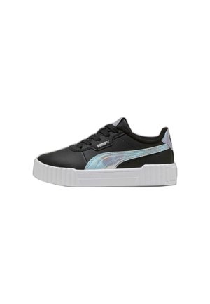 Czarne trampki z gładką syntetyczną cholewką, białą gumową podeszwą i irydyscentnym logo Puma po boku. Klasyczny sznurowany fason.