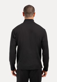 Schwarz, langärmliges Polohemd mit Kragen, glatte Textur, minimalistisches Design, klare Linien und keine sichtbaren Logos oder Muster auf der Rückseite.