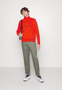 Tommy Hilfiger LOGO MOCK NECK - Camisola - acid orange