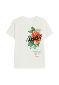 T-shirt bianco in cotone con un design floreale che presenta una rosa arancione e foglie verdi. Il testo include "GIARDINO", "TEMPI", "RICORDI", "IO" e "199C."