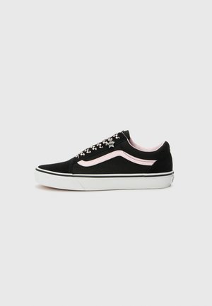 Zwarte suède sneakers hebben een roze zijstreep, gemusterde veters en een witte rubberen zool. Het ontwerp bevat stervormige hardwareaccenten.