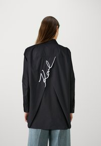 KARL LAGERFELD SIGNATURE TUNIC - Skjortebluse - black