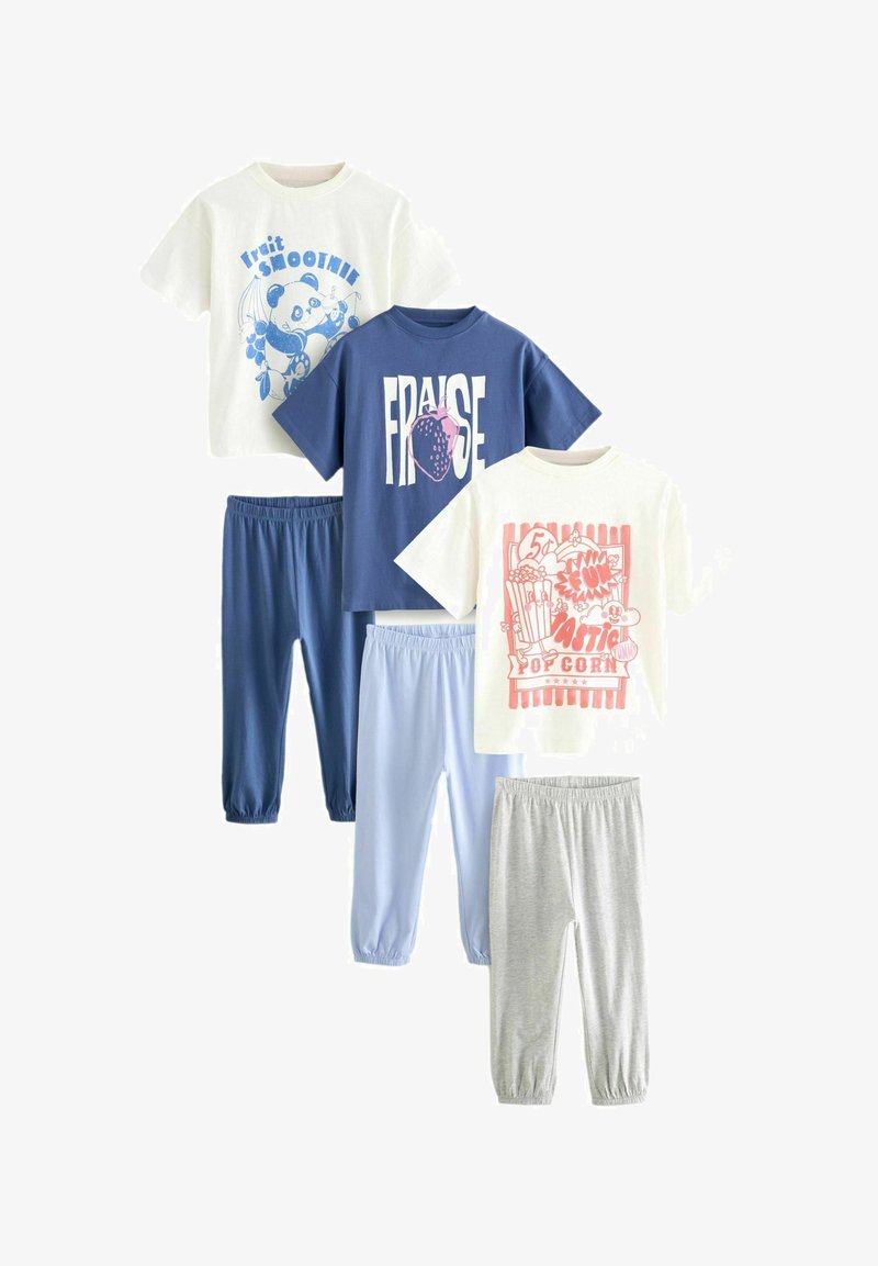 Tre sæt børne T-shirts med korte ærmer og bukser med elastisk talje med tryk af en panda, jordbær og popcorn.