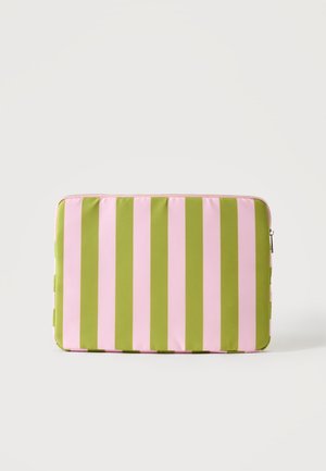 Bustina rettangolare con strisce verticali rosa e verdi e chiusura con cerniera su sfondo semplice.