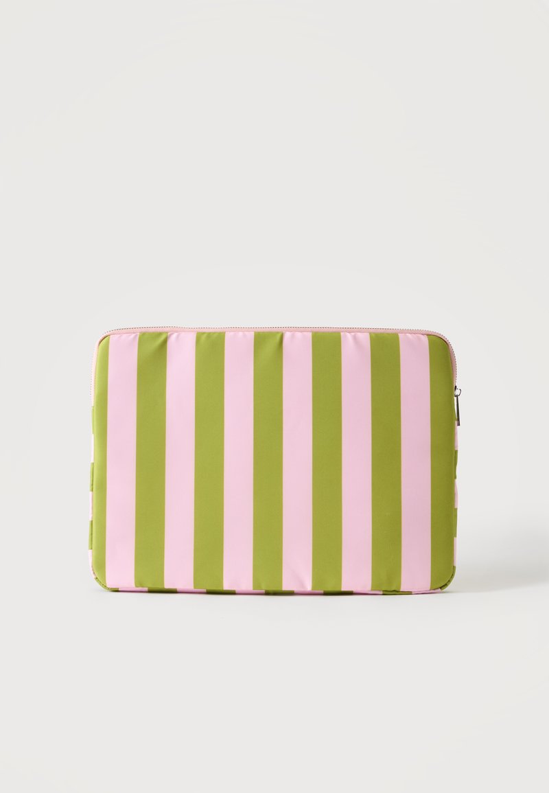Pochette rectangulaire à rayures verticales roses et vertes avec une fermeture éclair sur un fond uni.