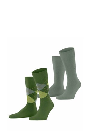 Ein Paar grüner Socken: eine mit einem Argyle-Muster in verschiedenen Grüntönen und Grau, neben zwei einfarbigen grünen Socken.