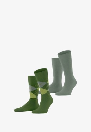 Ein Paar grüner Socken: eine mit einem Argyle-Muster in verschiedenen Grüntönen und Grau, neben zwei einfarbigen grünen Socken.