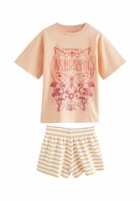 Perzikkleurig t-shirt met korte mouwen met een roze grafisch ontwerp en vlindermotieven, gecombineerd met gestreepte beige en perzikkleurige shorts; gemaakt van katoen.