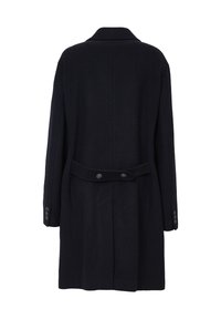 Cappotto di lana blu navy con una silhouette lunga, colletto a revers, vita con cintura, tasche laterali e polsini con quattro bottoni. Vista posteriore mostrata.