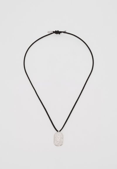 Collana in corda nera con un pendente ovale in argento texture, caratterizzato da un design intrecciato e fissato con una piccola chiusura metallica.