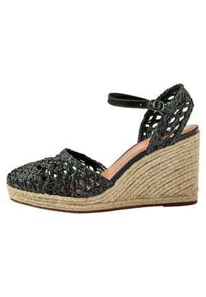 Sort vævet kile-sandal med ankelrem og beige flettet juttekilehæl.