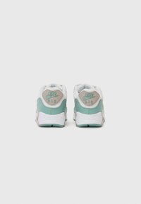 Tenisky Nike Air s bielou sieťovinou a koženým zvrškom, šedými a akvamarínovými akcentami, textúrovaným mudguardom a retro dizajnom. Viditeľné logo značky na päte.