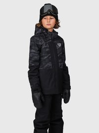 Ein Kind trägt eine schwarze Camouflage-Winterjacke, schwarze Schneehosen, Fäustlinge, eine schwarze Mütze und Skibrille und schaut seitlich vor einem schlichten Hintergrund.