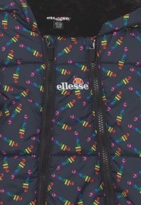 Donzen jas in donker marineblauw met een meerkleurig herhalend patroon van de merknaam "ellesse." Voorzien van twee voorritsen en een zachte nepbontvoering.