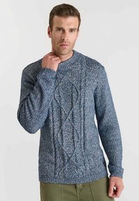Maglione blu lavorato a maglia con motivo a trecce, scollo tondo e polsini a costine. Realizzato in filato strutturato con finitura mélange.