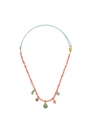 Naszyjnik z małymi koralowymi koralikami, turkusowym sznurkiem, złotymi zapięciami i pięcioma kolorowymi zawieszkami z kamieni szlachetnych o różnych kształtach i rozmiarach.