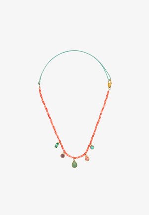 Naszyjnik z małymi koralowymi koralikami, turkusowym sznurkiem, złotymi zapięciami i pięcioma kolorowymi zawieszkami z kamieni szlachetnych o różnych kształtach i rozmiarach.