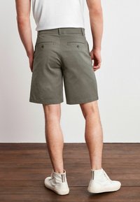 Next RELAXED FIT STRETCH CHINO - Kratke hlače - charcoal grey