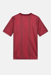 Bordeaux' värvi sporditopp punaste välgu ribadega. Lühikesed varrukad, ümara kaelaaugu ja sileda tekstuuriga. Tagantvaade, nähtavad logod puuduvad.