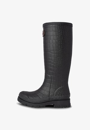 Czarne wodoodporne gumowe kalosze z fakturą w krokodyle, zaokrąglonym noskiem i wytrzymałą, elastyczną podeszwą zapewniającą przyczepność.