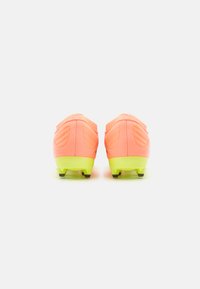 Scarpe da football rosa brillante con una superficie texture, tacchi arrotondati e suole gialle in accentuazione. Presentano sei tacchetti neri per la trazione.
