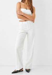 Bershka Tygbyxor - white